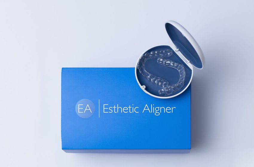 Embalagem azul de alinhadores com estojo aberto
